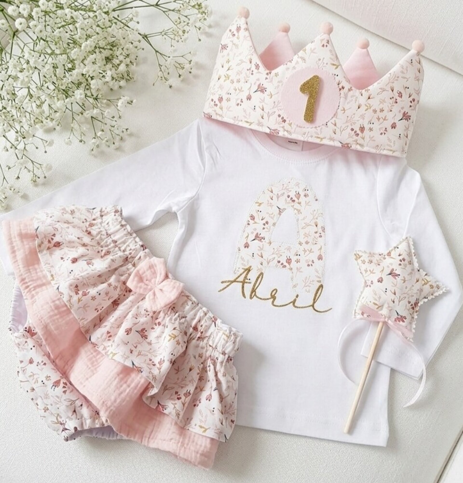 Conjunto corona de cumpleaños, cubrepañal y camiseta Florecitas pastel - 1