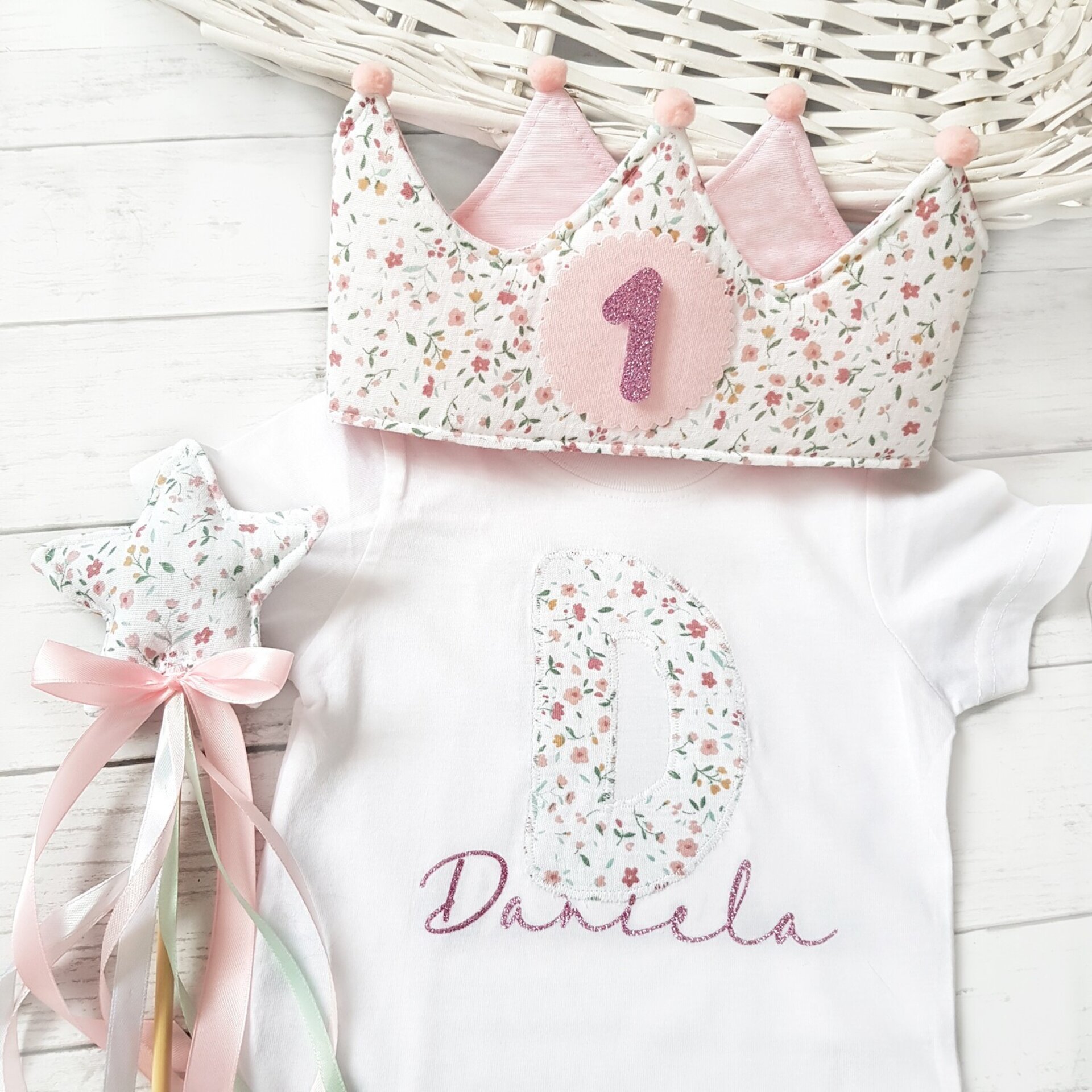 Conjunto cumpleaños corona, camiseta y varita muselina Florecitas - 1