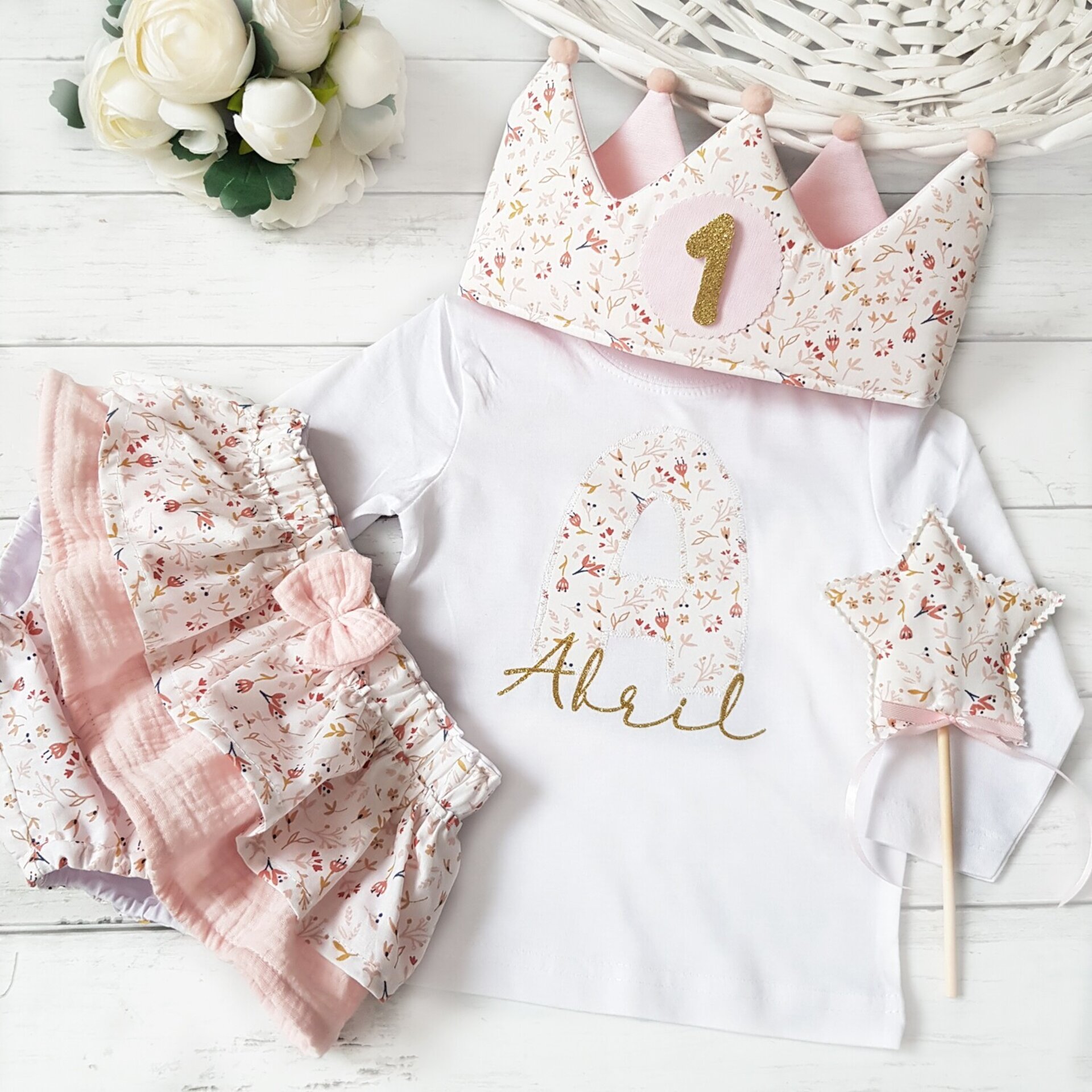 Conjunto corona de cumpleaños, cubrepañal y camiseta Florecitas pastel - 1
