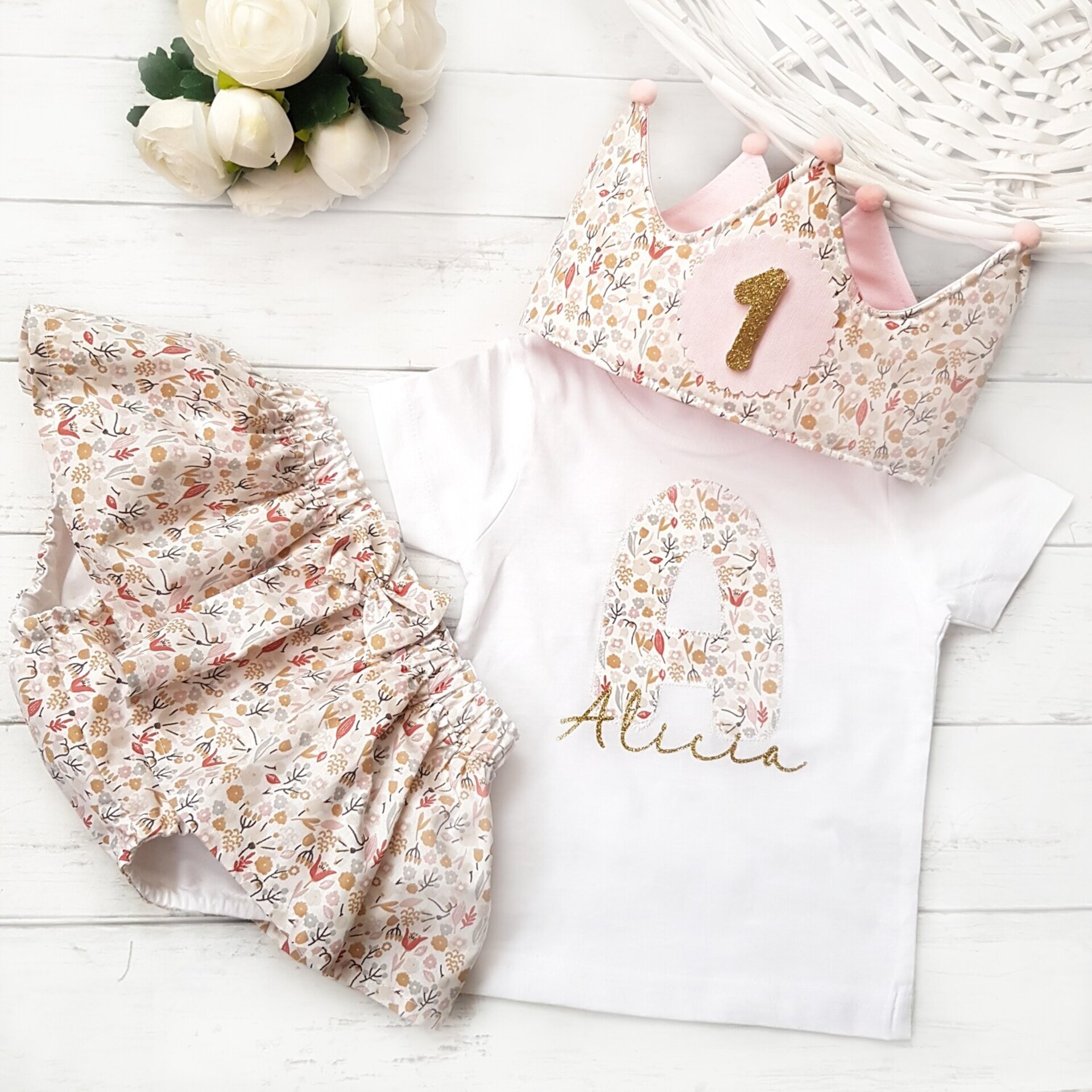 Conjunto corona de cumpleaños, cubrefaldita y camiseta Flores Pastel - 1