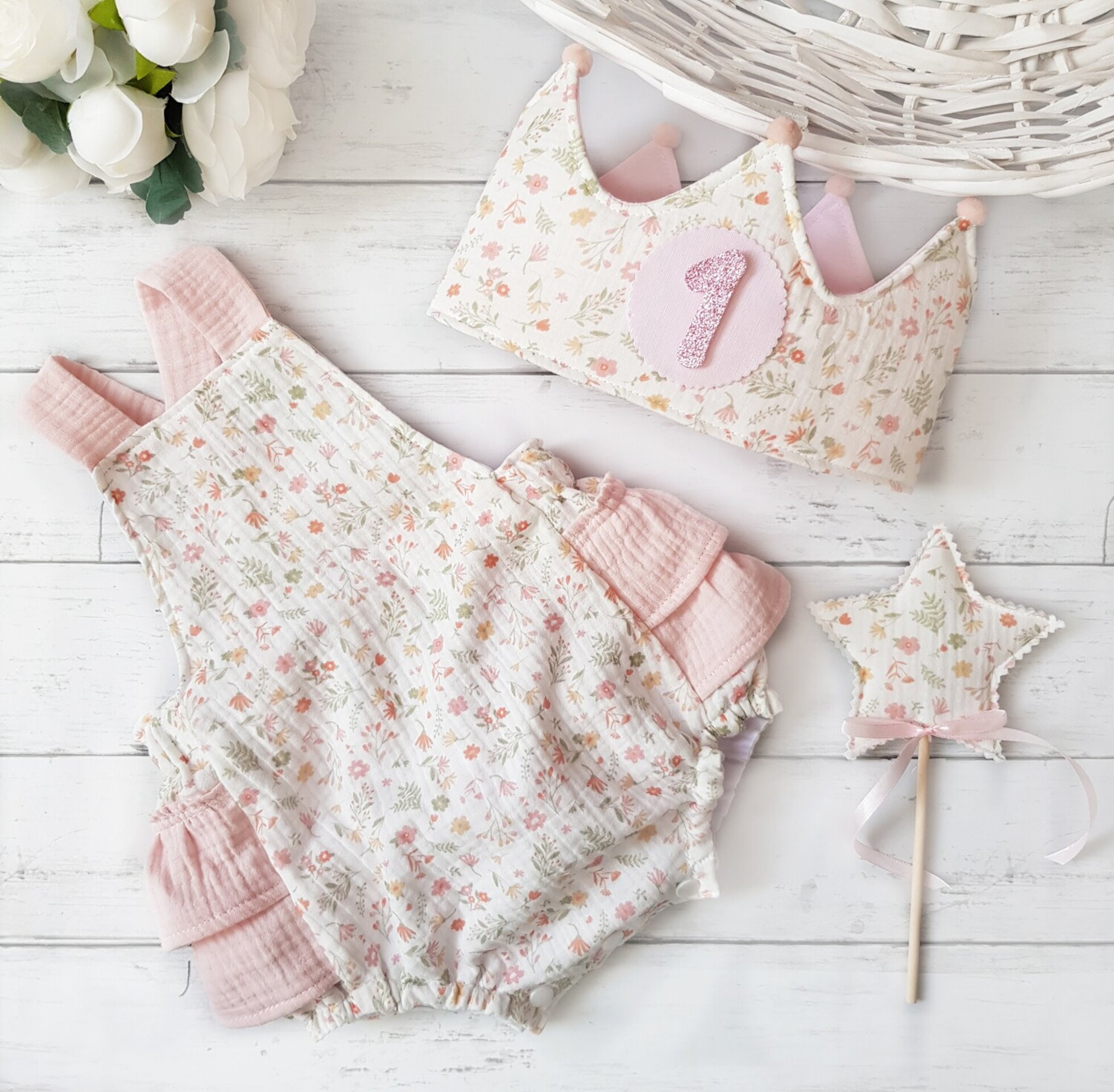 Conjunto corona cumpleaños y ranita Florecitas muselina - 1