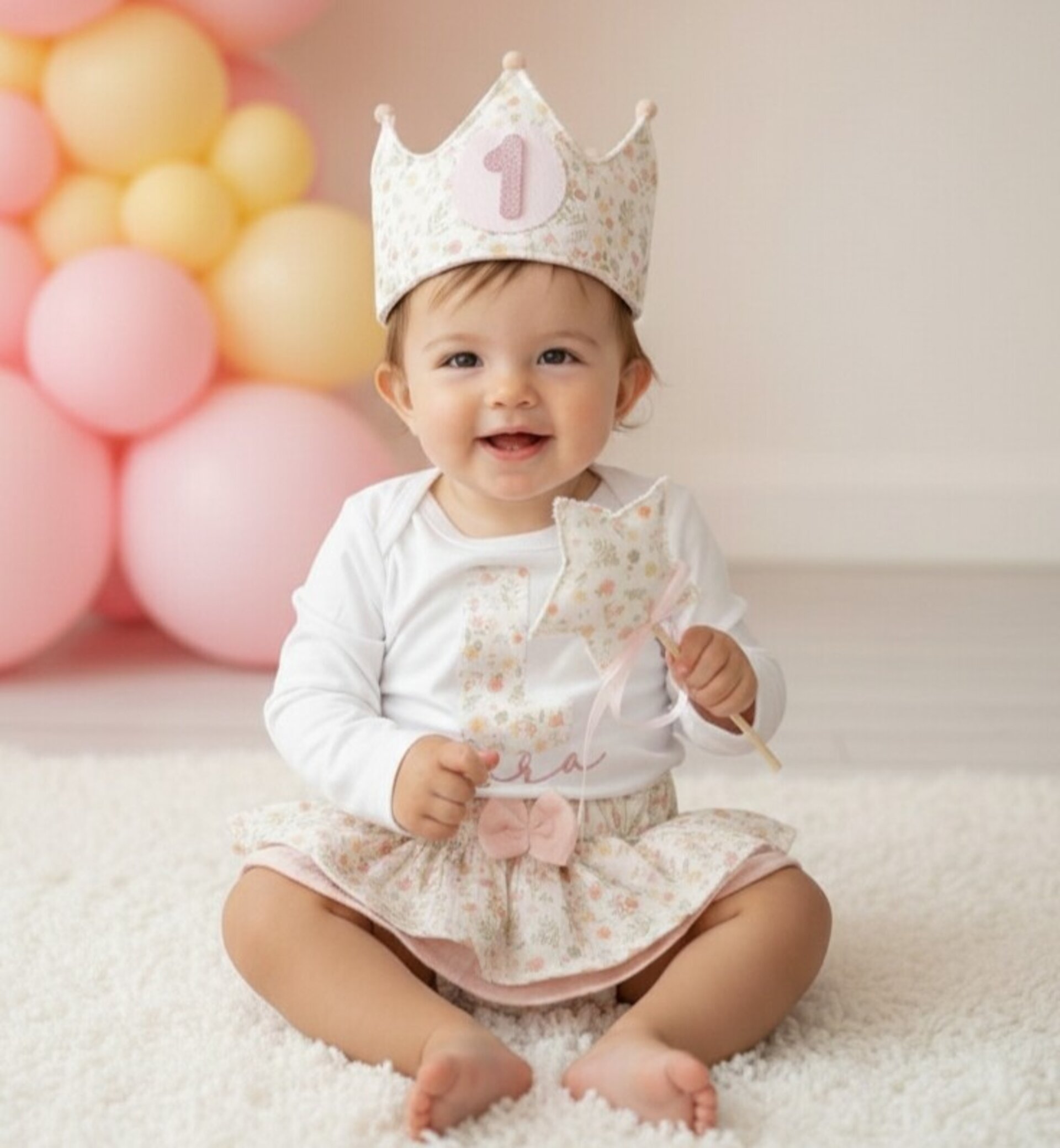 Conjunto corona de cumpleaños, cubrepañal y camiseta muselina Florecitas pastel - 1
