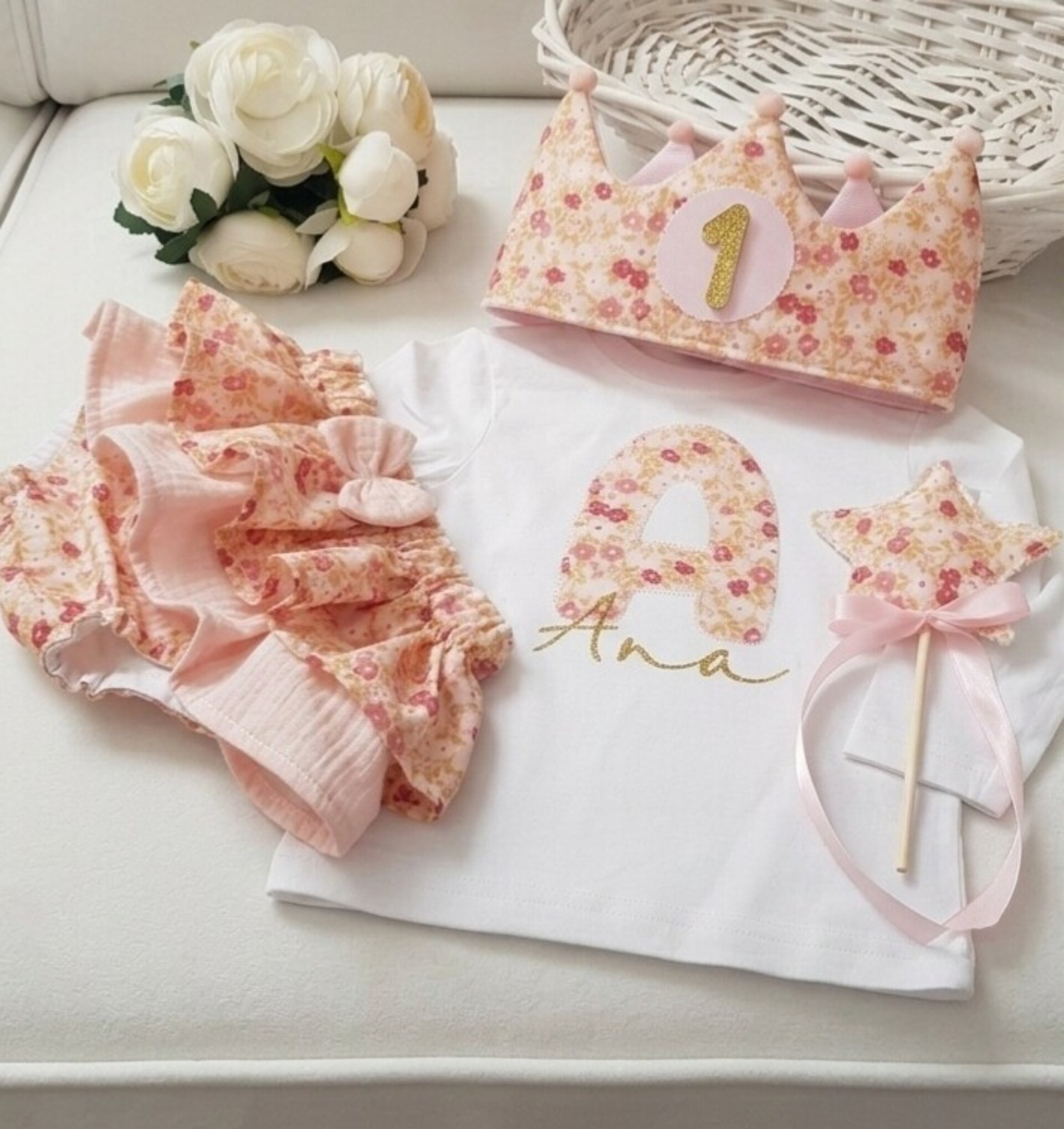 Conjunto corona de cumpleaños, cubrepañal y camiseta Florecitas pastel - 3
