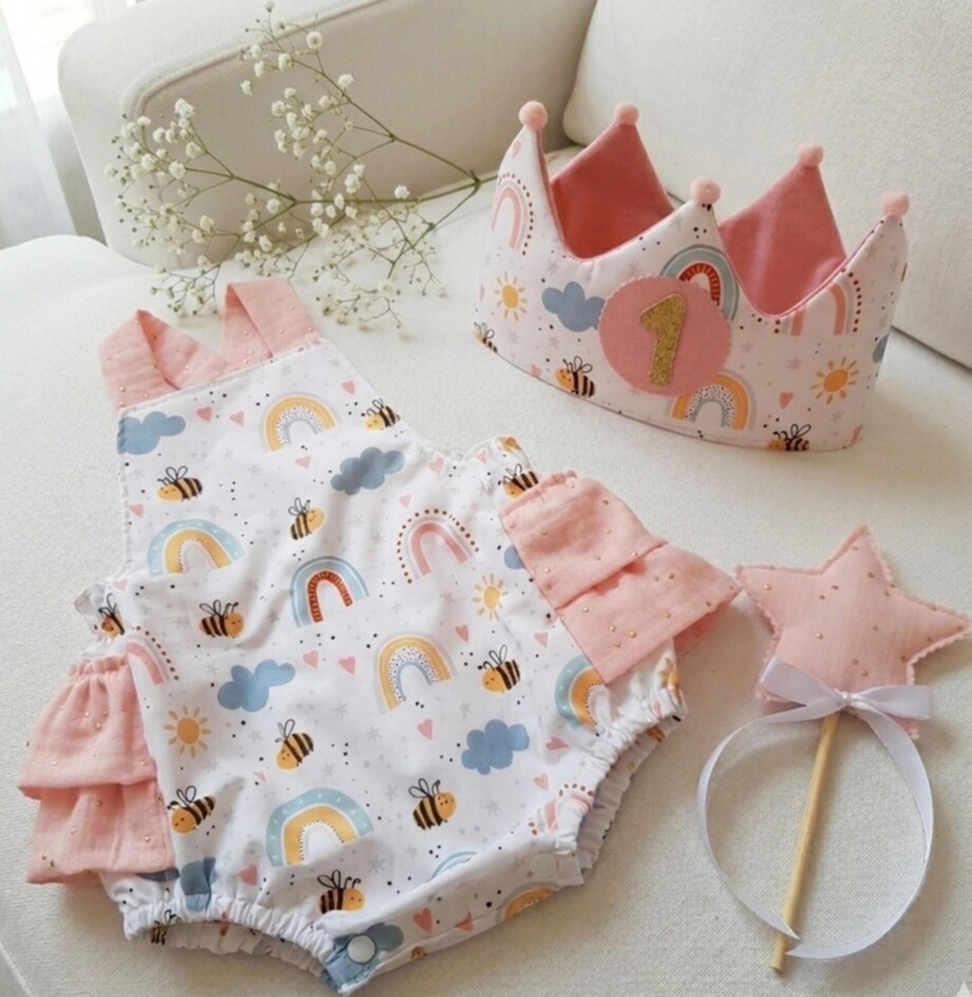 Conjunto cumpleaños corona y peto Arcoiris y abejas - 1