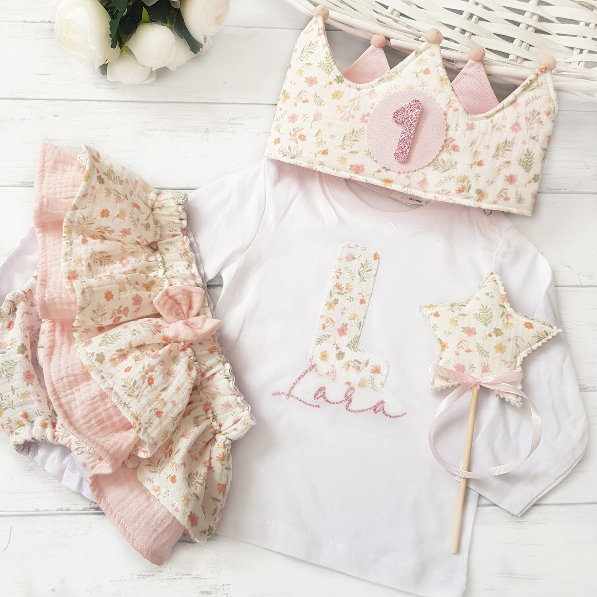 Conjunto corona de cumpleaños, cubrepañal y camiseta muselina Florecitas pastel - 2