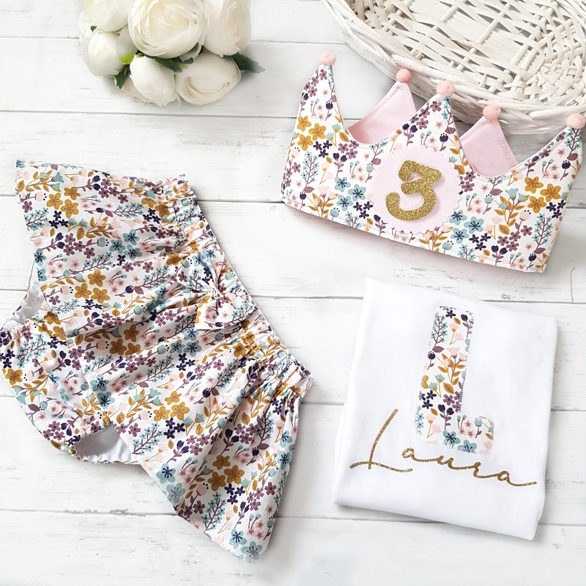 Conjunto corona de cumpleaños, cubrepañal y camiseta  Flores liberty - 1