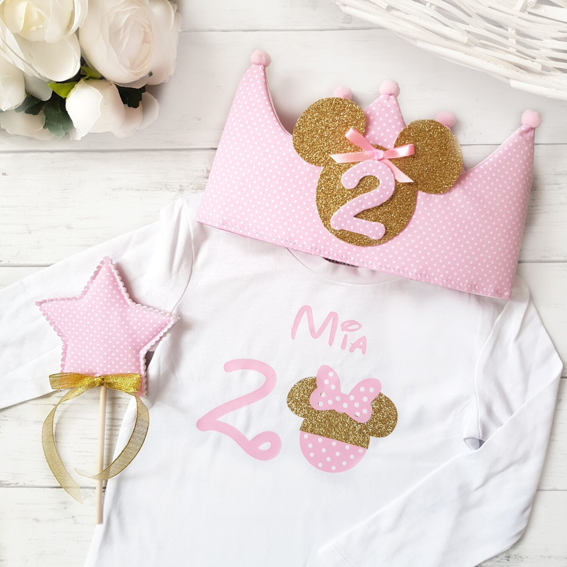 Conjunto cumpleaños corona y camiseta Minnie con dorado - 2