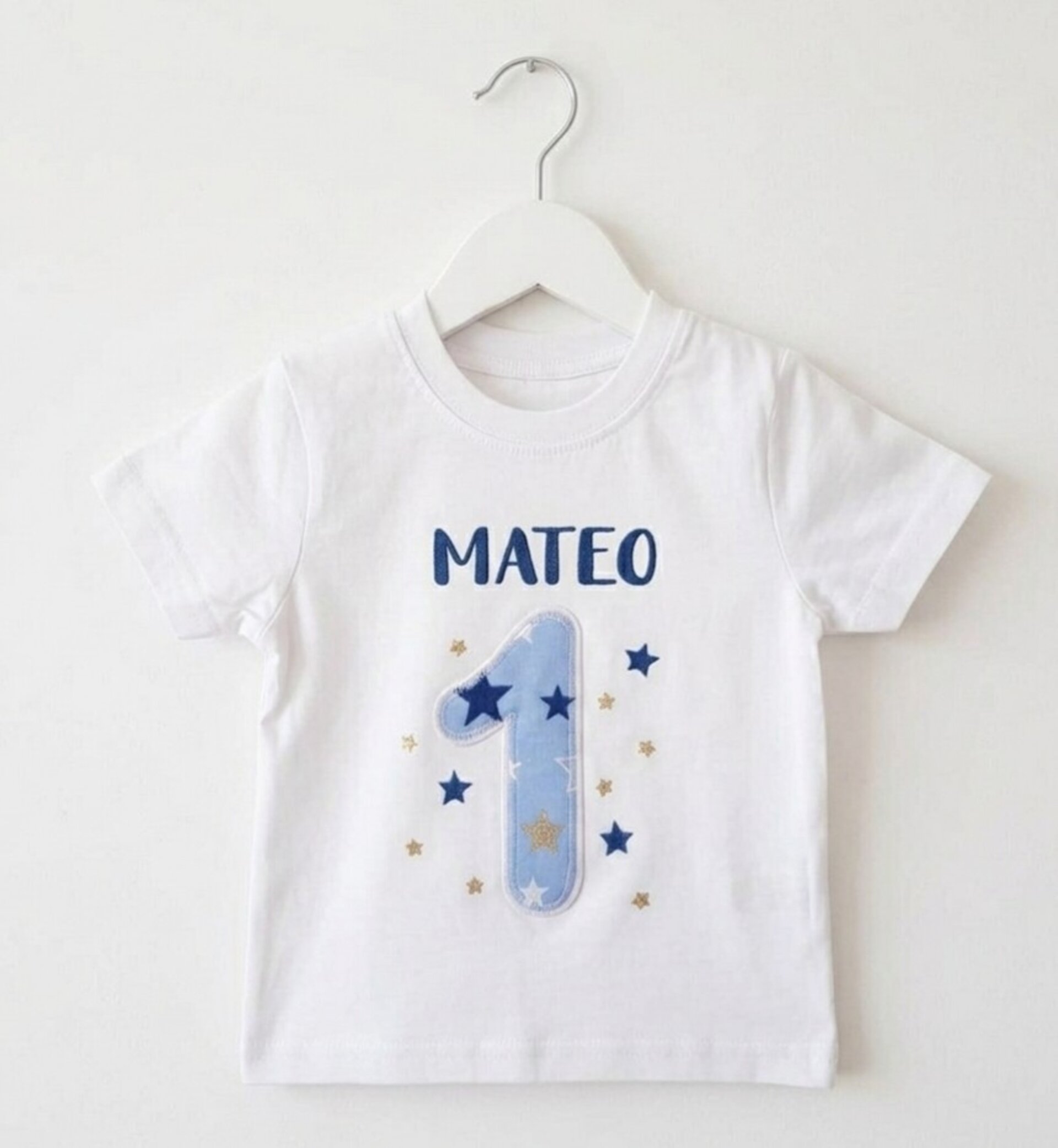 Camiseta cumpleaños A MEDIDA personalizada con el número y nombre, varias telas - 1